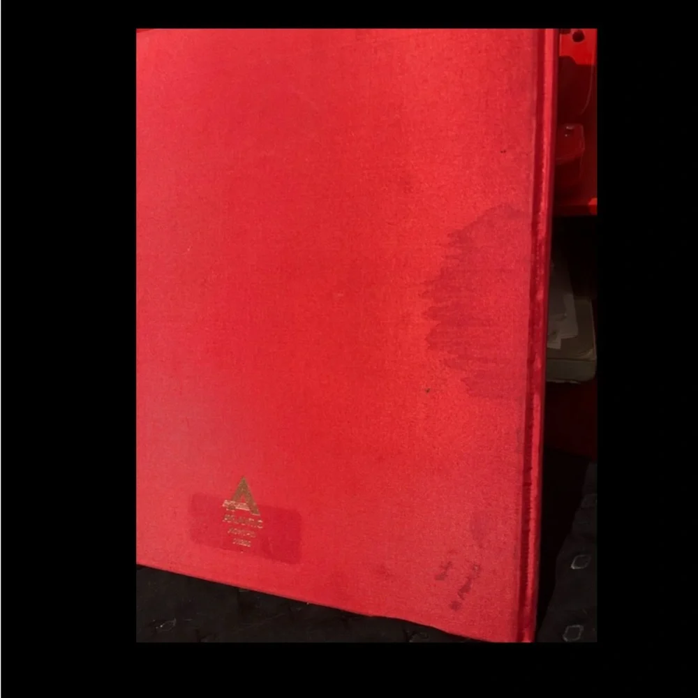Karl Lagerfeld Illustrated 'The Emperor's New Clothes' Red Edition - Picture 5 of 6